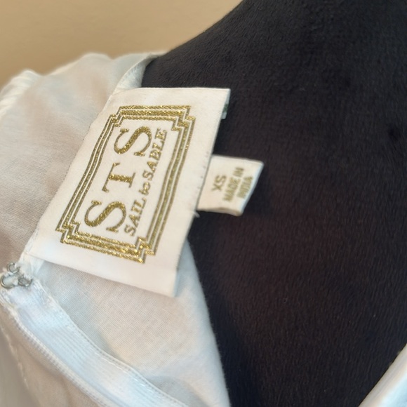 White Embroidered V-Neck Dress Women’s eyelet lined button XS Spring Summer - Picture 3 of 8